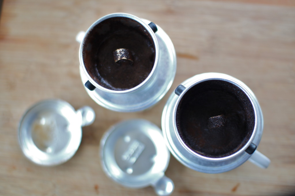 Brewing Laotian coffee with "cà phê phin"／ヴェトナムコーヒーのフィルターを使っています