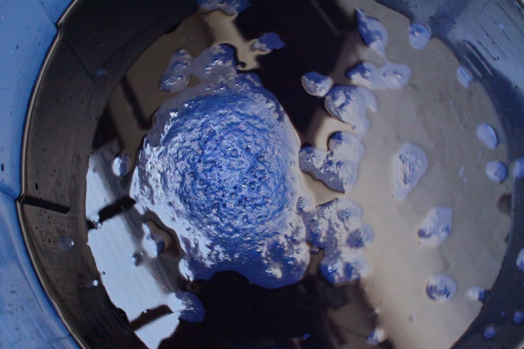 藍瓶　琉球藍　indigo vat 発酵　ferment
