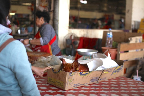 豚の丸焼き　朝市にて Dao Heuang Market (Morning Market) in Pakse
