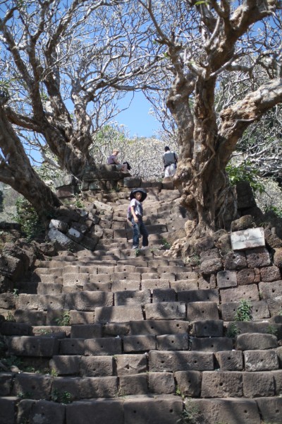 この階段を登って丘へ Wat Phou, Champasak, Laos