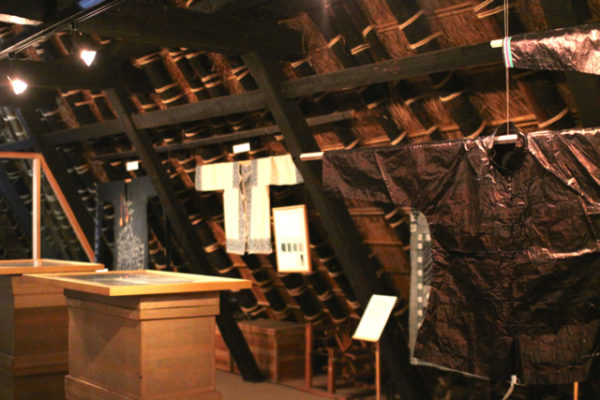 二階の展示室　右手前は貴州のピカピカ藍染布　