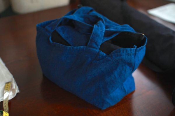 リネン帆布のバッグ。もちろん発酵建ての藍染です。