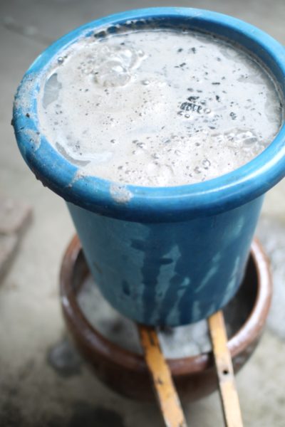 灰汁とり装置。植木鉢にワラを敷き、草木灰を入れた上からお湯を注ぎます。