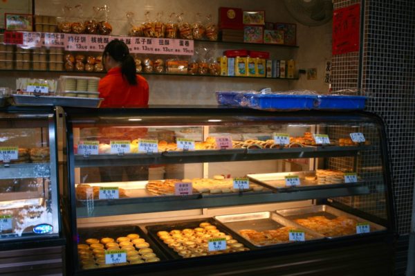 エッグタルト、平たい餅（ビン）、サクサクの酥（スー）と呼ばれる焼き菓子などを売っています。