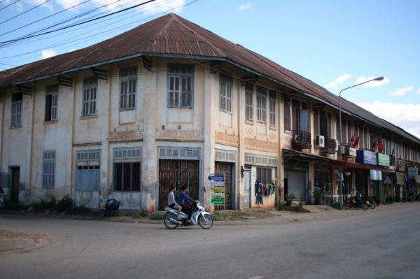 朽ちるに任せる　ターケークの街並み　Thakhek, Laos