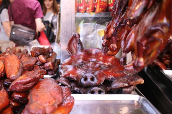 豚のお面はどうやって食べるのでしょう？夫はここで鴨のロースト（左）を買っていました。Yaowarat, Bangkok